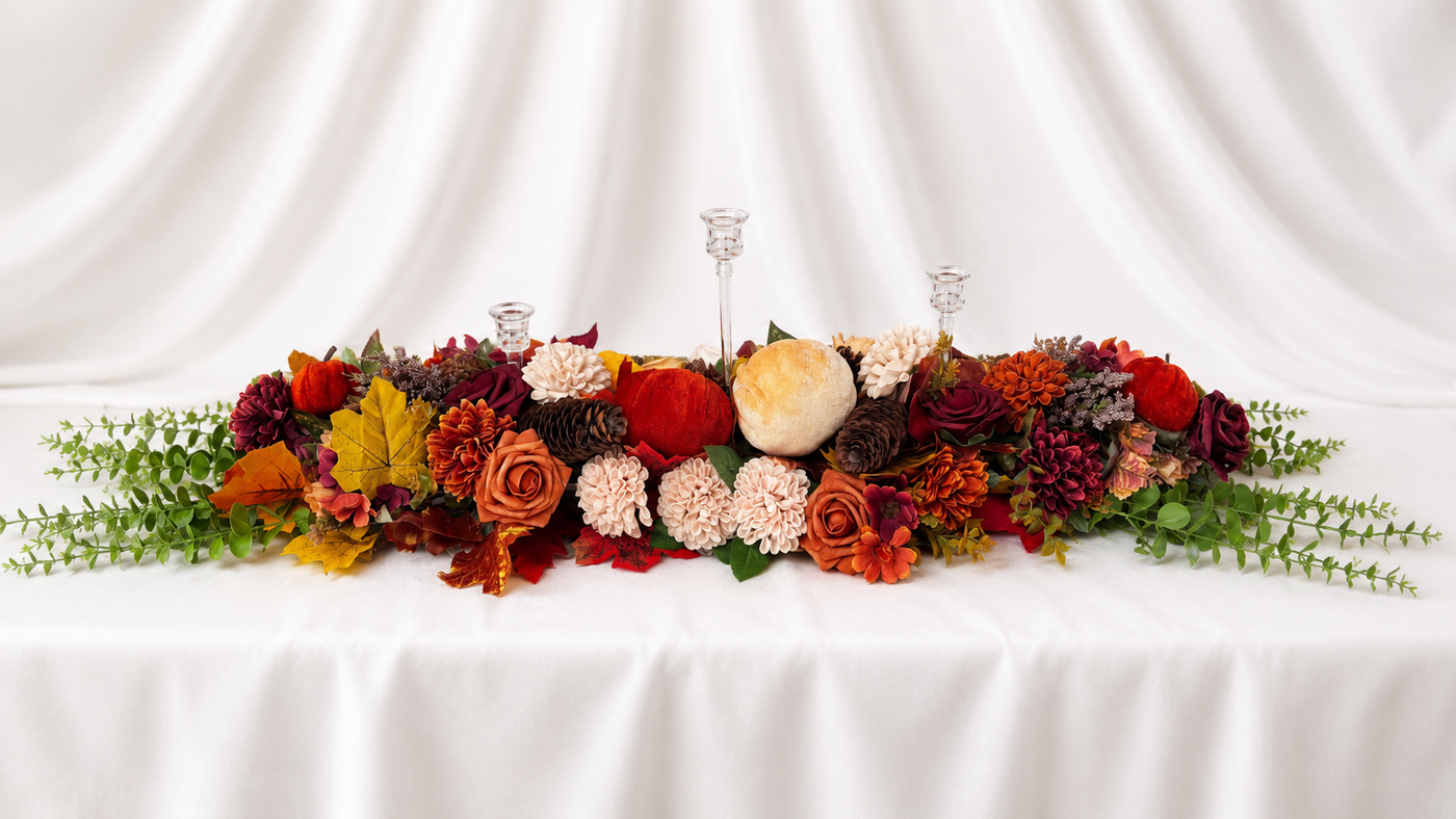 Centrotavola Autunnale Elegante con Zucche, Fiori e Portacandele